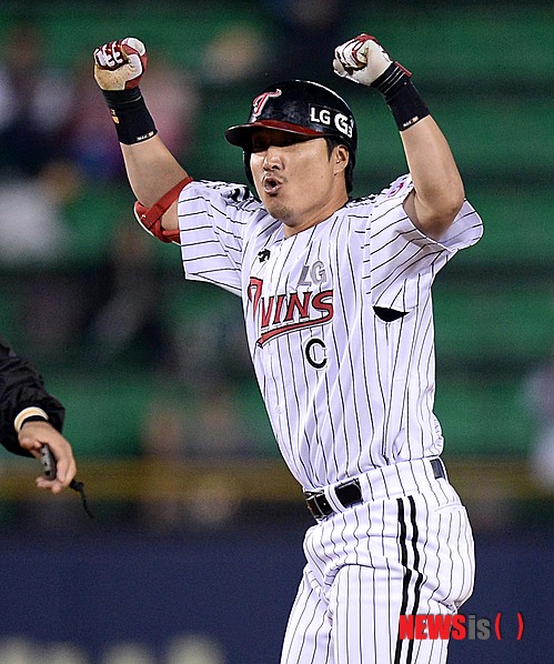 【서울=뉴시스】김인철 기자 = 7일 서울 잠실야구장에서 열린 2014 한국야쿠르트 세븐 프로야구 LG 트윈스와 삼성 라이온즈의 경기에서 8회말 1사 1, 3루 LG 이진영이 역전 1타점 적시타를 날리고 2루에 세이프 되며 환호하고 있다. 2014.10.07.&nbsp; yatoya@newsis.com