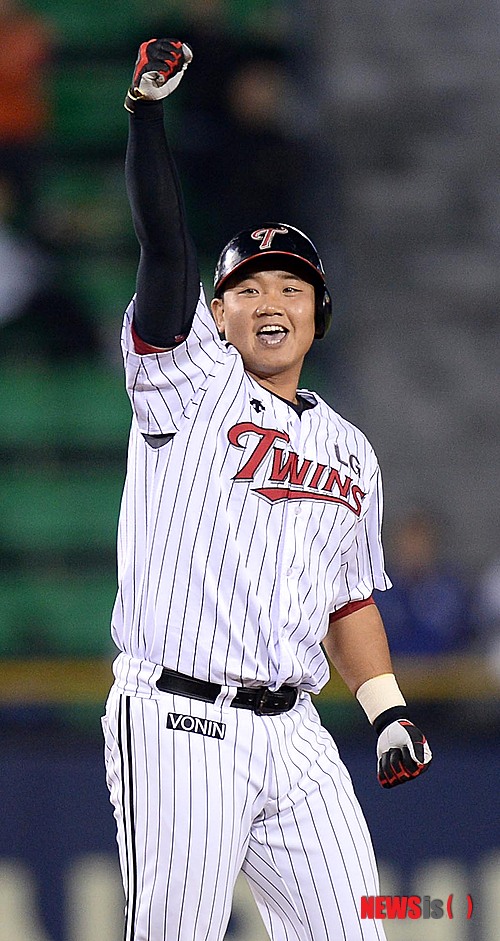 【서울=뉴시스】김인철 기자 = 7일 서울 잠실야구장에서 열린 2014 한국야쿠르트 세븐 프로야구 LG 트윈스와 삼성 라이온즈의 경기에서 8회말 1사 2, 3루 LG 최승준이 우중간을 가르는 2타점 적시타를 날리고 환호하고 있다. 2014.10.07.&nbsp; yatoya@newsis.com