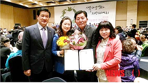 【제천=뉴시스】이성기 기자 = 8일 충북 제천시청 자연환경과 김승동 환경정책팀장이 16회 지속가능발전 전국대회에서 전국지속가능발전협회장상을 받은 뒤 기념촬영을 하고 있다.(사진= 제천 지속가능발전협의회 제공)&nbsp;&nbsp; sklee@newsis.com 