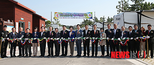 【동해=뉴시스】홍춘봉 기자 = 강원 동해시 망상관광지 남단 망상웰빙휴양타운에 제2오투캠펨장이 완공돼 8일 오후 심규언 시장, 김혜숙 시의장 과 기광단체장 등이 참석한 가운데 준공테이프 커팅식을 갖고 있다. 2014.10.08. (사진=동해시 제공)&nbsp; casinohong@newsis.com