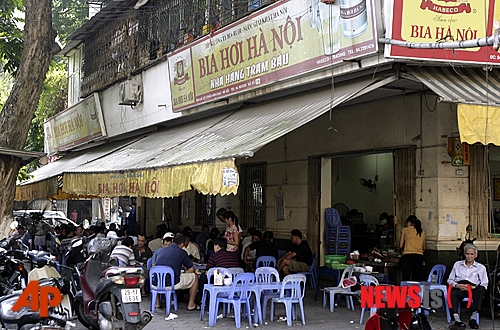 【하노이=AP/뉴시스】베트남 남성들이 지난 8일(현지시간) 하노이에 있는 야외 맥주 주점에서 맥주를 마시고 있다. 베트남 정부가 맥주를 판매하는 식당의 실내 온도가 30℃를 넘지 못하도록 하는 법안을 추진할 방침이다. 그러나 베트남에서 야외 맥주 주점이 인기가 많아 이 법의 시행이 어려울 것으로 보인다.2014.10.11