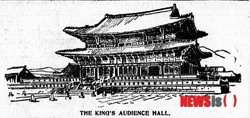 【뉴욕=뉴시스】노창현 특파원 = 120년 전인 1894년 12월3일 뉴욕의 이브닝 월드가 ‘은둔의 왕국(Hermit Kingdom)’ 조선의 왕궁에서 고종(1852∼1919)을 알현하고 인터뷰한 사실이 8일 밝혀졌다. 뉴시스가 단독 입수한 ‘조선의 왕이 말하다(Korea's King Talks)’에서 제임스 크레블맨 특파원은 고종은 물론, 대원군(1820∼1898)과도 인터뷰했고 고종의 뒤에서 병풍 너머로 바라보던 명성황후(1851∼1895)에 대해서도 상세한 묘사를 했다. 기사엔 고종과 왕세자, 명성황후, 대원군의 이미지와 고종을 알현한 근정전과 일본 공사관 그리고 자신의 모습 등 총 7개의 삽화가 함께 게재됐다. 2014.10.08. <사진=이브닝월드/미의회도서관 DB>&nbsp; robin@newsis.com