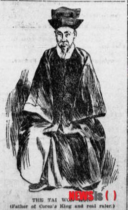 【뉴욕=뉴시스】노창현 특파원 = 120년 전인 1894년 12월3일 뉴욕의 이브닝 월드가 ‘은둔의 왕국(Hermit Kingdom)’ 조선의 왕궁에서 고종(1852∼1919)을 알현하고 인터뷰한 사실이 8일 밝혀졌다. 뉴시스가 단독 입수한 ‘조선의 왕이 말하다(Korea's King Talks)’에서 제임스 크레블맨 특파원은 고종은 물론, 대원군(1820∼1898)과도 인터뷰했고 고종의 뒤에서 병풍 너머로 바라보던 명성황후(1851∼1895)에 대해서도 상세한 묘사를 했다. 기사엔 고종과 왕세자, 명성황후, 대원군의 이미지와 고종을 알현한 근정전과 일본 공사관 그리고 자신의 모습 등 총 7개의 삽화가 함께 게재됐다. 2014.10.08. <사진=이브닝월드/미의회도서관 DB>&nbsp; robin@newsis.com