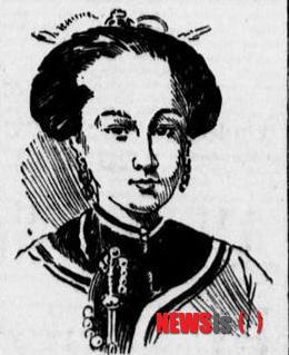 【뉴욕=뉴시스】노창현 특파원 = 120년 전인 1894년 12월3일 뉴욕의 이브닝 월드가 ‘은둔의 왕국(Hermit Kingdom)’ 조선의 왕궁에서 고종(1852∼1919)을 알현하고 인터뷰한 사실이 8일 밝혀졌다. 뉴시스가 단독 입수한 ‘조선의 왕이 말하다(Korea's King Talks)’에서 제임스 크레블맨 특파원은 고종은 물론, 대원군(1820∼1898)과도 인터뷰했고 고종의 뒤에서 병풍 너머로 바라보던 명성황후(1851∼1895)에 대해서도 상세한 묘사를 했다. 기사엔 고종과 왕세자, 명성황후, 대원군의 이미지와 고종을 알현한 근정전과 일본 공사관 그리고 자신의 모습 등 총 7개의 삽화가 함께 게재됐다. 사진은 명성황후 삽화. 2014.10.08. <사진=미의회도서관 DB>&nbsp; robin@newsis.com