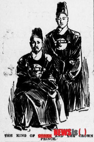 【뉴욕=뉴시스】노창현 특파원 = 120년 전인 1894년 12월3일 뉴욕의 이브닝 월드가 ‘은둔의 왕국(Hermit Kingdom)’ 조선의 왕궁에서 고종(1852∼1919)을 알현하고 인터뷰한 사실이 8일 밝혀졌다. 뉴시스가 단독 입수한 ‘조선의 왕이 말하다(Korea's King Talks)’에서 제임스 크레블맨 특파원은 고종은 물론, 대원군(1820∼1898)과도 인터뷰했고 고종의 뒤에서 병풍 너머로 바라보던 명성황후(1851∼1895)에 대해서도 상세한 묘사를 했다. 기사엔 고종과 왕세자, 명성황후, 대원군의 이미지와 고종을 알현한 근정전과 일본 공사관 그리고 자신의 모습 등 총 7개의 삽화가 함께 게재됐다. 사진은 고종과 왕세자 삽화. 2014.10.08. <사진=이브닝월드/미의회도서관 DB>&nbsp; robin@newsis.com