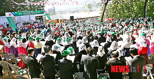 【음성=뉴시스】강신욱 기자 = 9일 충북 음성군 감곡면 왕장리 감곡매괴성모순례지성당에서 96차 성체현양대회 100주년 감사미사가 신자 5000여 명이 참석한 가운데 진행되고 있다. 2014.10.09. ksw64@newsis.com