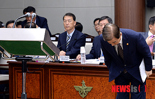 【서울=뉴시스】서재훈 기자 = 10일 오전 서울 용산 국방부 청사에서 국회 법제사법위원회 군사법원에 대한 국정감사가 열린 가운데 한민구 장관이 발언을 마치고 인사를 하고 있다.&nbsp; 이에 앞서 지난 9일 육군은 한 사단장이 부하 여군을 성추행한 혐의로 긴급 체포되는 사상 초유의 일이 발생했다. 2014.10.10.&nbsp; jhseo@newsis.com