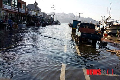 【신안=뉴시스】박상수 기자 = 11일 오후 3시40분부터 4시까지 만조시간대 전남 신안군 흑산항 일대의 도로가 물에 잠겨 있다. 2014.10.12 (사진=독자 제공)&nbsp; photo@newsis.com 