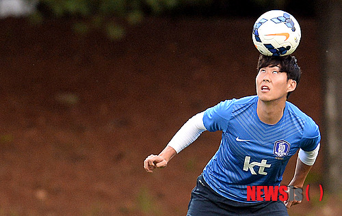 【파주=뉴시스】서재훈 기자 = 12일 오후 경기도 파주 NFC에서 대한축구협회가 'KFAN과 함께하는 오픈 트레이닝 데이'를 개최, 국가대표 선수들이 팬들 앞에서 공식훈련을 하고 있다.&nbsp; 대한축구협회는 오는 14일 코스타리카전을 앞두고 슈틸리케호 1기의 이날 NFC 공식 훈련을 팬들에게 공개하기로 결정 했다. 2014.10.12.&nbsp; jhseo@newsis.com