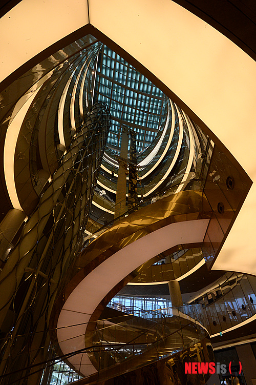 【서울=뉴시스】조수정 기자 = 13일 서울 잠실 제2롯데월드 롯데월드몰이 순차적 개장을 하루 앞둔 가운데 롯데 관계자들이 준비 과정을 공개하고 있다. 14일은 명품관인 에비뉴엘 월드타워점과 롯데마트, 하이마트가 문을 열고 오는 16일까지 면세점과 쇼핑몰 등이 영업을 시작한다. 롯데월드몰은 주차 예약제, 주차 요금 전면 유료화 등으로 주변 교통혼잡을 막을것이라고 전했다. 2014.10.13.&nbsp; chocrystal@newsis.com