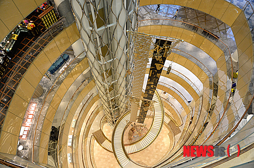 【서울=뉴시스】조수정 기자 = 13일 서울 잠실 제2롯데월드 롯데월드몰이 순차적 개장을 하루 앞둔 가운데 롯데 관계자들이 준비 과정을 공개하고 있다. 14일은 명품관인 에비뉴엘 월드타워점과 롯데마트, 하이마트가 문을 열고 오는 16일까지 면세점과 쇼핑몰 등이 영업을 시작한다. 롯데월드몰은 주차 예약제, 주차 요금 전면 유료화 등으로 주변 교통혼잡을 막을것이라고 전했다. 2014.10.13.&nbsp; chocrystal@newsis.com