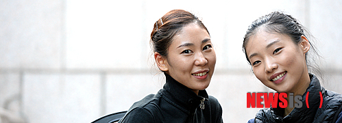 【서울=뉴시스】조수정 기자 = '봄의 제전'에 '마더' 역으로 출연하는 발레리나 신혜진, 정은영이 13일 서울 서초구 예술의전당에서 인터뷰 전 포즈를 취하고 있다. '봄의 제전'은 16일부터 19일까지 예술의전당 오페라극장에서 공연된다. 2014.10.13. chocrystal@newsis.com
