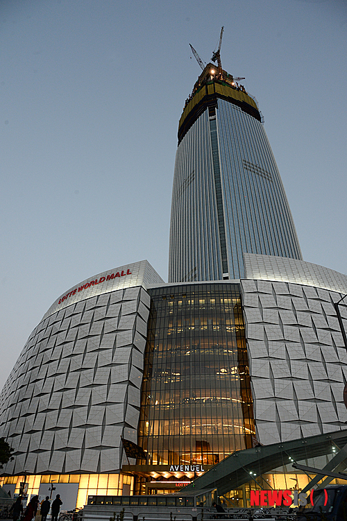 【서울=뉴시스】조수정 기자 = 13일 순차적 개장을 하루 앞둔 서울 잠실 제2롯데월드 롯데월드몰.&nbsp; 14일은 명품관인 에비뉴엘 월드타워점과 롯데마트, 하이마트가 문을 열고 오는 16일까지 면세점과 쇼핑몰 등이 영업을 시작한다. 롯데월드몰은 주차 예약제, 주차 요금 전면 유료화 등으로 주변 교통혼잡을 막을 것이라고 전했다. 2014.10.13.&nbsp; chocrystal@newsis.com