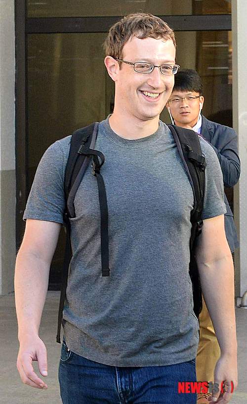 【서울=뉴시스】마크 저커버그 페이스북 최고경영자(CEO)가 14일 오전 서울 강서구 공항동 김포공항을 통해 입국하고 있다. 정보기술(IT) 업계에 따르면 저커버그는 이날 저녁 서초동 삼성전자 사옥을 방문해 이 부회장과 만찬회동을 갖고 양사간 협력방안을 논의한다. 2014.10.14.&nbsp; photo@newsis.com