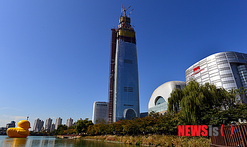 【서울=뉴시스】강진형 기자 = 롯데월드몰 ‘에비뉴엘 월드타워점’이 오픈한 14일 오전 서울 송파구 석촌호수에서 롯데월드몰 오픈을 기념해 제작한 대형오리 ‘러버덕’이 띄워져 있다. 2014.10.14. marrymero@newsis.com