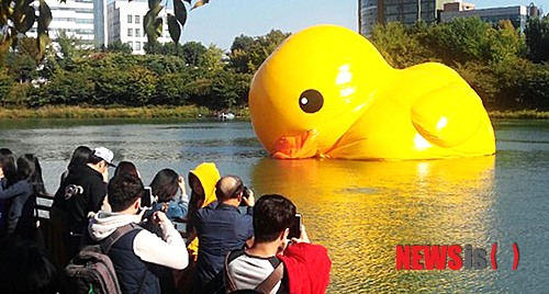 【서울=뉴시스】김인철 기자 = 14일 오후 서울 송파구 석촌호수에 설치된 1톤짜리 초대형 고무오리 '러버덕'이 바람이 빠지며 기울고 있다. 2014.10.14. (사진=독자 제공)&nbsp; photo@newsis.com