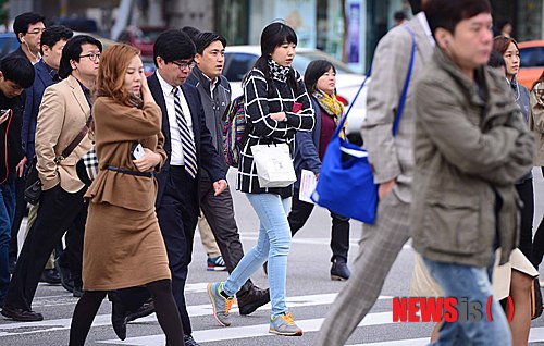 【서울=뉴시스】전신 기자 = 올가을 들어 가장 추운 아침 날씨를 보인 15일 오전 서울 세종대로 사거리 횡단보도에서 시민들이 옷을 여민채 출근길을 재촉하고 있다. 2014.10.15. photo1006@newsis.com