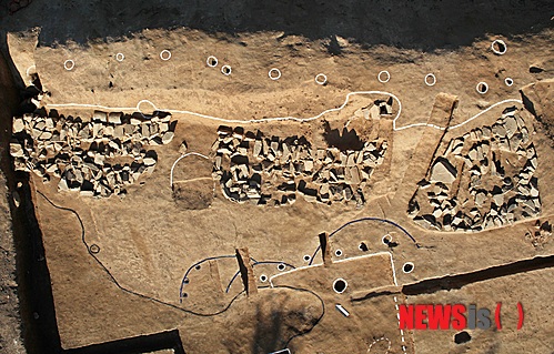 【증평=뉴시스】강신욱 기자 = 충북 증평군과 중원문화재연구원은 도안면 노암리 사적 527호인 증평 추성산성에서 국내 토성으로서는 최초로 군 초소인 '낭무'를 발견했다고 16일 밝혔다. 사진은 낭무 가능성이 큰 고려시대 온돌 건물지. 2014.10.16. (사진=증평군청 제공)&nbsp;&nbsp; photo@newsis.com