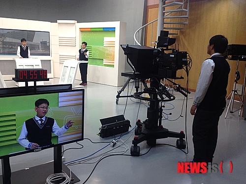 【천안=뉴시스】이종익 기자 = 충남 천안부성중학교(교장 조영종)은 올해 2학기부터 1학년 194명의 학생을 대상으로 진로탐색과 예술·체육 등을 함께 진행하는 혼합모형의 자유학기제를 운영하고 있다고 16일 밝혔다. 2014.10.16. (사진=천안부성중 제공)&nbsp; photo@newsis.com