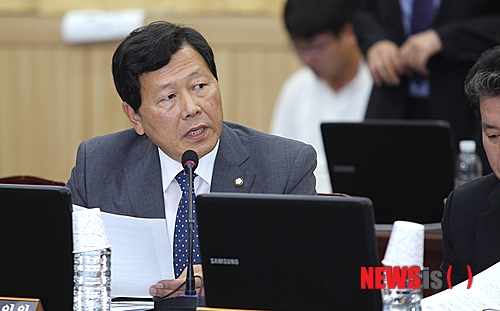 【제주=뉴시스】강재남 기자 = 16일 제주특별자치도청 4층 대회의실에서 열린 국회 국토교통위원회의 제주특별자치도와 제주국제자유도시개발센터(JDC)에 대한 국정감사에서 강동원 새정치민주연합 의원이 질의를 하고 있다.2014.10.16&nbsp; hynikos@newsis.com