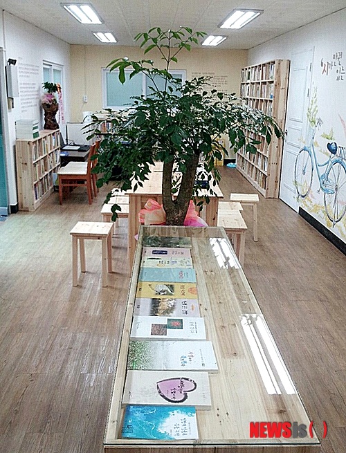  【진천=뉴시스】강신욱 기자 = 조선시대 가사문학의 대가인 송강 정철 선생의 위패를 모신 사당인 충북 진천군 정송강사에 시집 등 문학서적을 소개한 문학관 '온시숨터'가 문을 열었다. 2014.10.16. (사진=증평군청 제공)&nbsp;&nbsp; photo@newsis.com