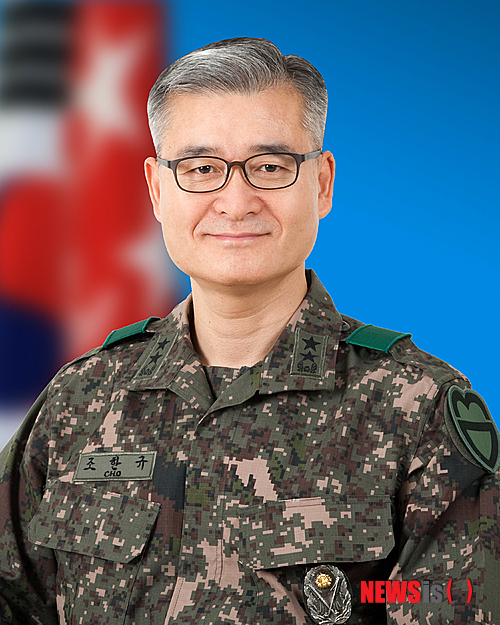 【고양=뉴시스】이경환 기자 = 육군 제30기계화보병사단은 제40대 사단장에 조한규 소장이 취임했다고 16일 밝혔다. 이날 30사단은 사단 사령부 연병장에서 장병과 지역 기관장 등 600여 명이 참석한 가운데 사단장 이·취임식을 열었다. 2014.10.16. (사진=30사단 제공)&nbsp;&nbsp; lkh@newsis.com&nbsp; 