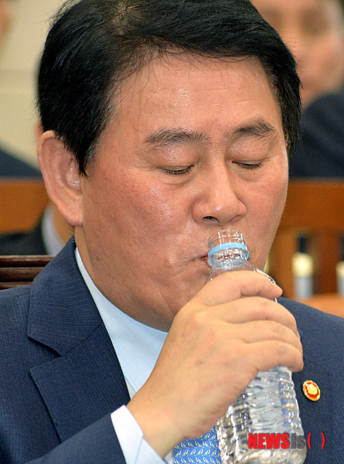 【서울=뉴시스】 권주훈 기자 = 17일 오후 서울 여의도 국회 기획재정위원회 회의실에서 열린 기획재정부 국정감사에서 최경환 장관이 야당의 예산안 감액 관련 열띤 논쟁을 하며 물을 마시고 있다. 2014.10.17. joo2821@newsis.com