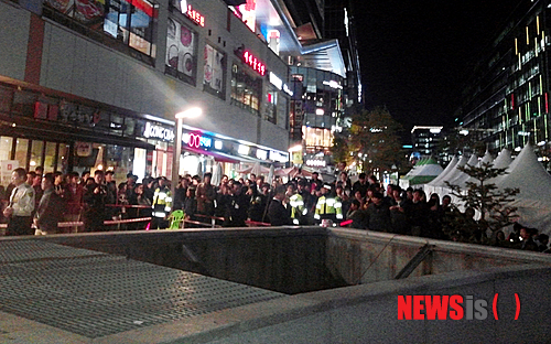 【서울=뉴시스】 조성봉 기자 = 17일 오후 5시50분께 경기 성남시 판교테크노밸리 유스페이스 야외광장에서 열린 제1회 '판교 테크노밸리축제' 축하 무대 도중 환풍구가 붕괴되면서 20~30여명이 20여m 아래 바닥으로 추락했다. 2014.10.17 (사진=경기소방본부 제공)&nbsp; photo@newsis.com