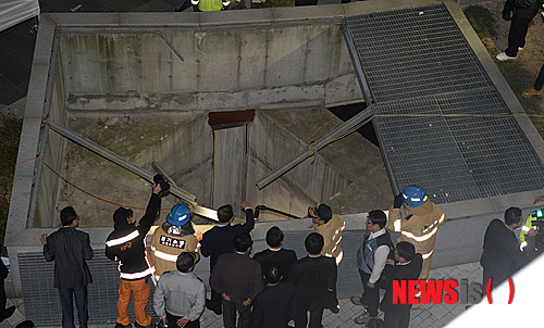 【성남=뉴시스】조수정 기자 = 정홍원 국무총리가 17일 경기 성남시 판교테크노밸리 축제 행사장 인근에서 발생한 환풍구 추락사고 현장을 찾아 상황을 보고받고 있다. 이 사고현장에서 밤 10시를 기준으로 16명이 사망한것으로 집계되고 있다. 2014.10.17.&nbsp; chocrystal@newsis.com