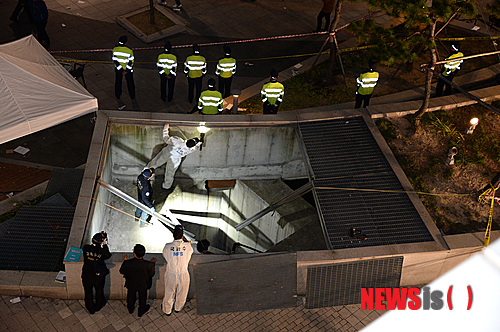 【성남=뉴시스】조수정 기자 = 17일 경기 성남시 판교테크노밸리 한 축제장 인근 환풍구 위에 서있던 사람들이 환풍구 덮개가 붕괴되며 20m아래로 떨어지는 사고가 발생한 가운데, 국과수 직원들이 현장을 감식하고 있다. 이날 사고는 밤 10시를 기준으로 16명이 사망한것으로 집계되고 있다. 2014.10.17. chocrystal@newsis.com