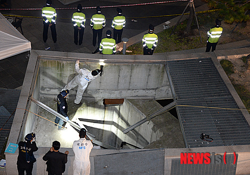 【성남=뉴시스】조수정 기자 = 17일 경기 성남시 판교테크노밸리 한 축제장 인근 환풍구 위에 서있던 사람들이 환풍구 덮개가 붕괴되며 20m아래로 떨어지는 사고가 발생한 가운데, 국과수 직원들이 현장을 감식하고 있다. 이날 사고는 밤 10시를 기준으로 16명이 사망한것으로 집계되고 있다. 2014.10.17.&nbsp; chocrystal@newsis.com
