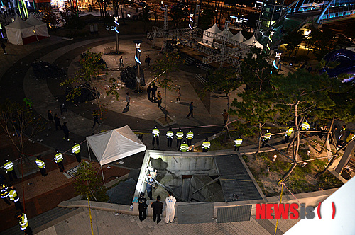 【성남=뉴시스】조수정 기자 = 17일 경기 성남시 판교테크노밸리 한 축제장 인근 환풍구 위에 서있던 사람들이 환풍구 덮개가 붕괴되며 20m아래로 떨어지는 사고가 발생한 가운데, 국과수 직원들이 현장을 감식하고 있다. 이날 사고는 밤 10시를 기준으로 16명이 사망한것으로 집계되고 있다. 2014.10.17.&nbsp; chocrystal@newsis.com