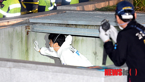 【성남=뉴시스】강종민 기자 = 17일 밤 경기 성남 판교 환풍구 덮개 붕괴사고현장에서 국과수 직원들이 사고원인 등을 찾는 현장감식을 벌이고 있다. 2014.10.18.&nbsp; ppkjm@newsis.com