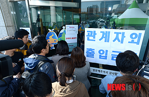 【성남=뉴시스】박상훈 기자 = 18일 오전 경기도 분당구청에 마련된 판교 공연장 환풍구 추락사고 대책본부 앞에서 출입이 통제된 기자들이 관계자의 답변을 기다리고 있다. 2014.10.18.&nbsp; hyalinee@newsis.com