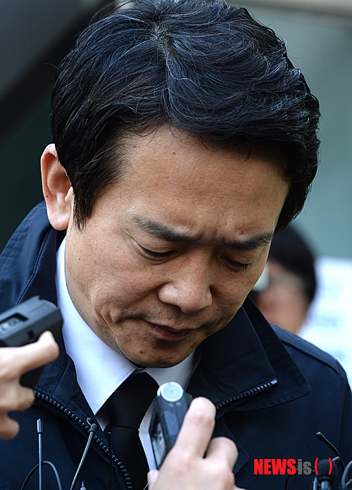 【성남=뉴시스】박상훈 기자 = 독일에서 급거 귀국한 남경필 경기지사가 18일 오후 분당구청에 마련된 '판교 환풍구 붕괴 사고' 대책본부를 찾아 고개숙여 사죄의 말을 전하고 있다. 2014.10.18.&nbsp; hyalinee@newsis.com