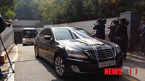 【서울=뉴시스】김지훈 기자 = 19일 오전 서울 강남구 일원동 삼성서울병원 장례식장에서 판교테크노벨리축제 환풍구 추락사고로 사망한 고(故) 홍석범(29)씨의 발인식이 엄수됐다. 2014.10.19.&nbsp; jikime@newsis.com