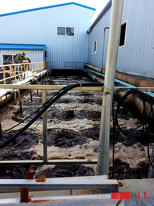 【나주=뉴시스】이창우 기자 = 20일 광주·전남공동(빛가람)혁신도시와 600m떨어진 나주시 산포면 호혜원 마을. 돼지 분뇨를 주로 처리하는 노후화 된 이 마을 축산 폐수처리장은 최근 조사에서 '복합 악취'가 기준치의 20배를 웃도는 것으로 나타났다. 이곳에서 발생되는 악취는 계절풍을 타고 인접한 혁신도시로 날아가 쾌적한 정주여건을 크게 위협하고 있다. 2014.10.20.&nbsp;&nbsp; lcw@newsis.com 