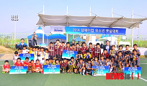 【서울=뉴시스】유희연 기자 = 한국암웨이는 지난 18일 인천 계양구 강서개화축구장에서 '2014 암웨이컵 유소년 전국풋살대회'를 개최했다.&nbsp; lovely_jh@newsis.com 