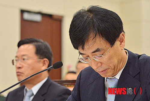 【서울=뉴시스】박동욱 기자 = 이용걸 방위사업청장이 20일 오전 서울 여의도 국회 국방위원회 회의실에서 열린 방위사업청 등에 대한 국정감사에서 의원들의 질의를 듣다 고개를 숙이고 있다. 2014.10.20.&nbsp; fufus@newsis.com