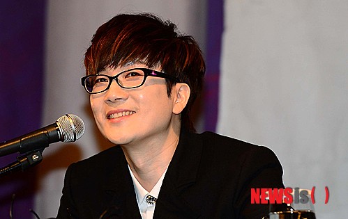 【서울=뉴시스】김진아 기자 = 가수 서태지가 20일 오후 서울 강남구 그랜드인터컨티넨탈 그랜드볼룸에서 열린 9집 발매 기념 기자회견에서 취재진의 질문에 답하고 있다.&nbsp;&nbsp; 5년 만에 발매되는 서태지의 정규 9집 ‘콰이어트 나이트(Quiet Night)’는 1년에 걸친 온전한 휴식, 1년에 걸친 앨범 및 곡 구상, 꼬박 2년 반의 치열한 스튜디오 작업을 통해 완성됐으며, 서태지는 이번 앨범에 타이틀곡 ‘크리스말로윈’(ChristMalo.Win)과 선공개곡 ‘소격동’을 포함해 총 9트랙을 담았다.2014.10.20.&nbsp; bluesoda@newsis.com