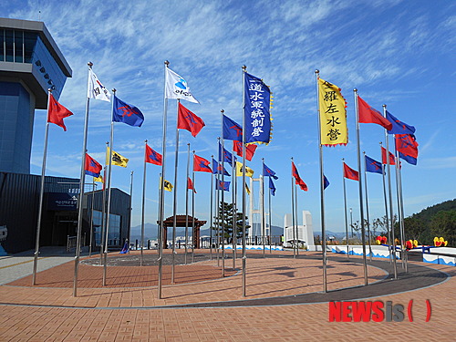 【여수=뉴시스】김석훈 기자 = 전남 여수시와 광양시를 연결하는 여수시 묘도동 이순신 대교 홍보관 입구에 20일 임진왜란 당시 조선 수군의 출정을 알리는 깃발이 걸려 눈길을 끌고 있다. 2014.10.20. (사진=여수시청 제공) kim@newsis.com