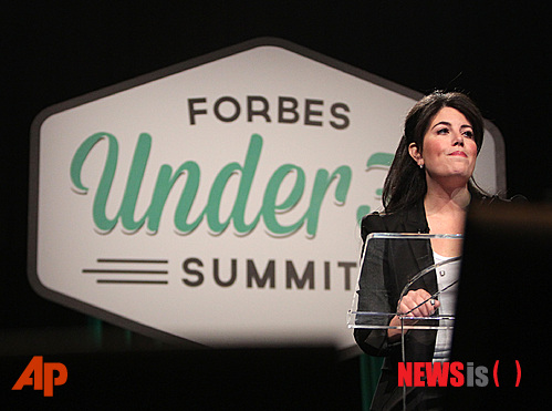 【필라델피아=AP/뉴시스】미 백악관 인턴 시절 빌 클린턴 전 대통령과 부적절한 성관계로 파문을 일으켰던 모니카 르위스키가 20일(현지시간) 필라델피아에 있는 한 컨벤션 센터에서 열린 포브스 주최 행사 ‘서티 언더 서티’에서 연설하고 있다. 2014.10.21