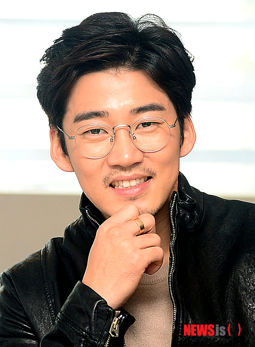 【서울=뉴시스】조성봉 기자 = 영화 레드카펫의 배우 윤계상이 21일 오후 서울 종로구 삼청동의 한 카페에서 뉴시스와 인터뷰를 갖기 전 포즈를 취하고 있다.&nbsp; 영화 레드카펫은 10년차 에로영화 감독과 20년전 아역스타 출신 여배우의 로맨스를 그린영화다. 2014.10.21. suncho21@newsis.com