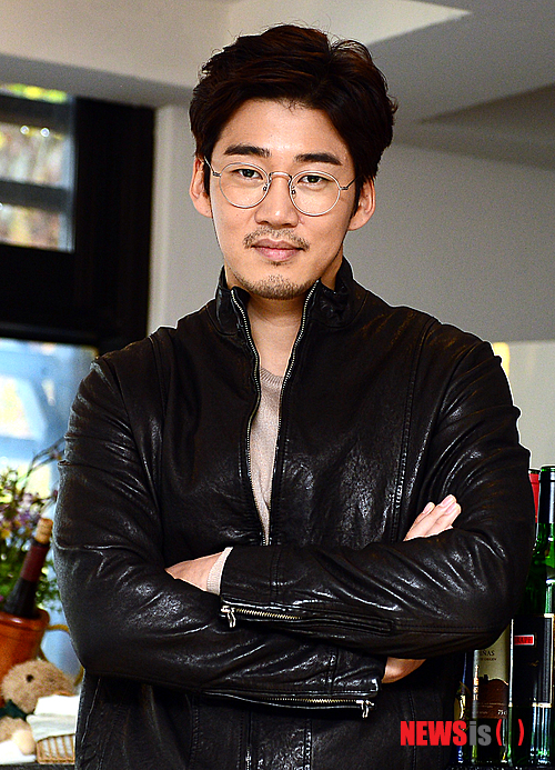 【서울=뉴시스】조성봉 기자 = 영화 레드카펫의 배우 윤계상이 21일 오후 서울 종로구 삼청동의 한 카페에서 뉴시스와 인터뷰를 갖기 전 포즈를 취하고 있다.&nbsp; 영화 레드카펫은 10년차 에로영화 감독과 20년전 아역스타 출신 여배우의 로맨스를 그린영화다. 2014.10.21. suncho21@newsis.com