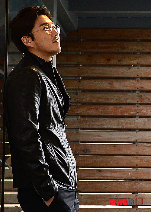 【서울=뉴시스】조성봉 기자 = 영화 레드카펫의 배우 윤계상이 21일 오후 서울 종로구 삼청동의 한 카페에서 뉴시스와 인터뷰를 갖기 전 포즈를 취하고 있다.&nbsp; 영화 레드카펫은 10년차 에로영화 감독과 20년전 아역스타 출신 여배우의 로맨스를 그린영화다. 2014.10.21. suncho21@newsis.com 