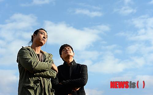 【서울=뉴시스】박상훈 기자 = 오페라 '리타'의 배우 최재림, 이경수가 22일 오후 서울 중구 충무아트홀에서 뉴시스와 인터뷰 전 포즈를 취하고 있다.  11월 8, 9일 충무아트홀 무대에 오르는 도니제티의 오페라 '리타'는 공연장과 뮤지컬 배우들이 합심해 만들고 있는 작품으로 뮤지컬 '드라큘라', '지킬앤하이드' 등에서 주연을 맡았던 양준모가 연출로 데뷔한다. 음악감독 박칼린의 제자로 잘 알려진 뮤지컬 배우 최재림이 가스파로, 일본 극단 사계 출신으로 뮤지컬 '고스트' 등에 출연한 이경수가 베페 역을 맡았다. 2014.10.22.  hyalinee@newsis.com