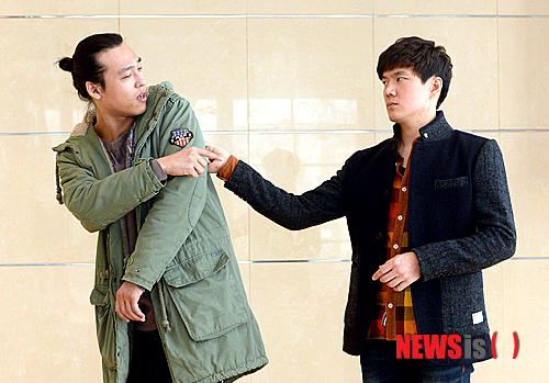 【서울=뉴시스】박상훈 기자 = 오페라 '리타'의 배우 최재림, 이경수가 22일 오후 서울 중구 충무아트홀에서 뉴시스와 인터뷰 전 포즈를 취하고 있다.  11월 8, 9일 충무아트홀 무대에 오르는 도니제티의 오페라 '리타'는 공연장과 뮤지컬 배우들이 합심해 만들고 있는 작품으로 뮤지컬 '드라큘라', '지킬앤하이드' 등에서 주연을 맡았던 양준모가 연출로 데뷔한다. 음악감독 박칼린의 제자로 잘 알려진 뮤지컬 배우 최재림이 가스파로, 일본 극단 사계 출신으로 뮤지컬 '고스트' 등에 출연한 이경수가 베페 역을 맡았다. 2014.10.22.  hyalinee@newsis.com