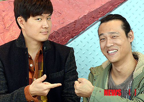 【서울=뉴시스】박상훈 기자 = 오페라 '리타'의 배우 최재림, 이경수가 22일 오후 서울 중구 충무아트홀에서 뉴시스와 인터뷰 전 포즈를 취하고 있다.  11월 8, 9일 충무아트홀 무대에 오르는 도니제티의 오페라 '리타'는 공연장과 뮤지컬 배우들이 합심해 만들고 있는 작품으로 뮤지컬 '드라큘라', '지킬앤하이드' 등에서 주연을 맡았던 양준모가 연출로 데뷔한다. 음악감독 박칼린의 제자로 잘 알려진 뮤지컬 배우 최재림이 가스파로, 일본 극단 사계 출신으로 뮤지컬 '고스트' 등에 출연한 이경수가 베페 역을 맡았다. 2014.10.22.  hyalinee@newsis.com