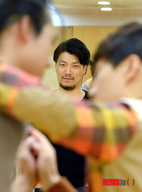 【서울=뉴시스】박상훈 기자 = 오페라 '리타'의 연출을 맡은 양준모가 22일 오후 서울 중구 충무아트홀에서 배우 최재림, 이경수의 연습을 지켜보고 있다.  11월 8, 9일 충무아트홀 무대에 오르는 도니제티의 오페라 '리타'는 공연장과 뮤지컬 배우들이 합심해 만들고 있는 작품으로 뮤지컬 '드라큘라', '지킬앤하이드' 등에서 주연을 맡았던 양준모가 연출로 데뷔한다. 음악감독 박칼린의 제자로 잘 알려진 뮤지컬 배우 최재림이 가스파로, 일본 극단 사계 출신으로 뮤지컬 '고스트' 등에 출연한 이경수가 베페 역을 맡았다. 2014.10.22.  hyalinee@newsis.com