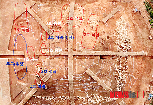【나주=뉴시스】배동민 기자 = 문화재청 국립나주문화재연구소는 23일 전남나주 복암리 고분군(羅州 伏岩里 古墳群·사적 제404호)과 인접한 정촌 고분(나주시 향토문화유산 제13호)에 관한 발굴조사 결과 완벽한 형태의 백제계 금동 신발 등 마한시대 수장층의 돌방무덤이라는 사실을 확인할 수 있는 다수의 유물을 발굴했다고 밝혔다. 사진은 마한시대 수장의 무덤 모습. 2014.10.23(사진= 문화재청 국립나주문화재연구소 제공)&nbsp; photo@newsis.com
